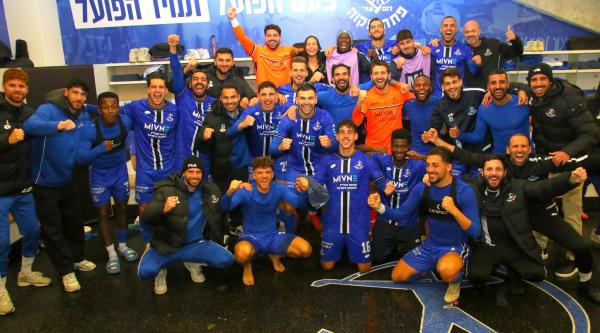 שחקני הפועל פ"ת חוגגים בחדר ההלבשה