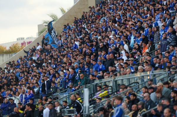 אוהדי הפועל פ"ת ביציע המערבי של איצטדיון ראש הזהב