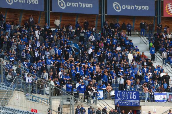 אוהדי הפועל פתח תקוה בפינה של איצטדיון טדי