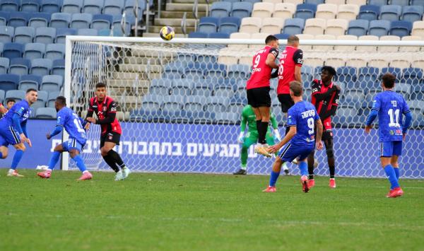 הכדור של מארק קוסטה בדרך לשער