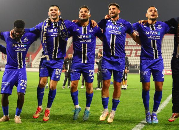 שחקני הפועל פ"ת חוגגים בסיום. מימין - מתן גושה, תומר אלטמן, דרור ניר, איתי רוטמן, בוני אמיאן